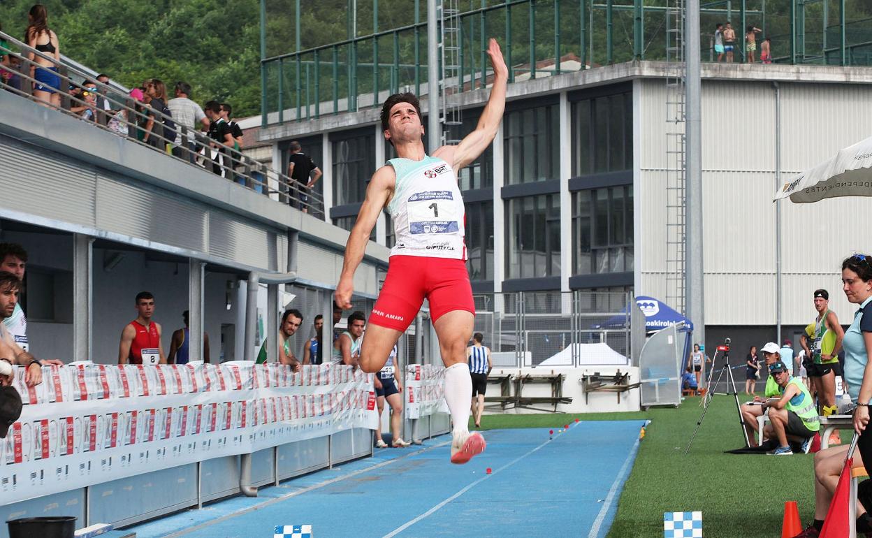 Iker Arozena, en pleno salto en el GP de Ordizia del pasado mes de junio. 