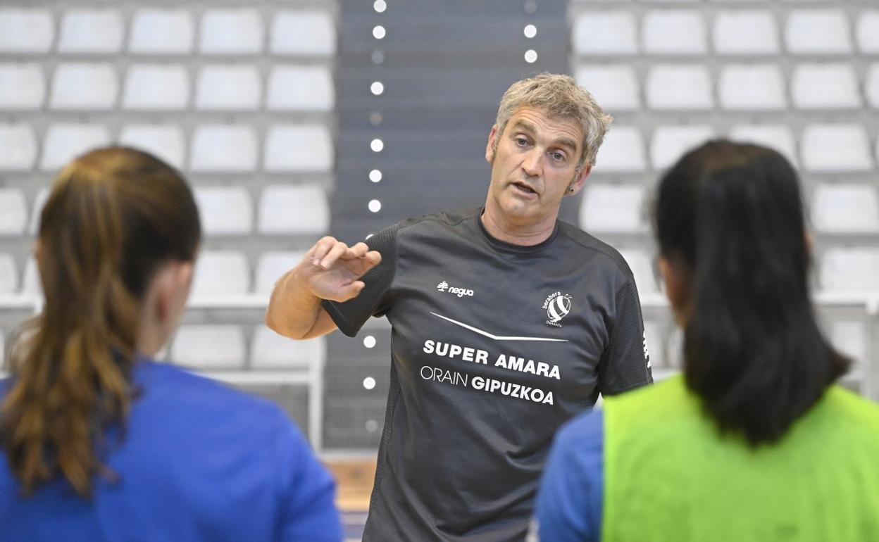 Imanol Álvarez da instrucciones a sus jugadoras esta semana. 