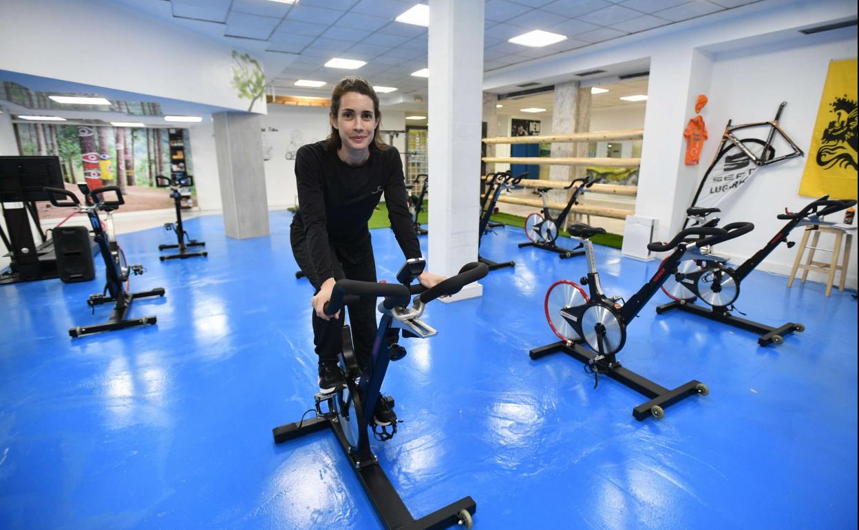 Onintze Erquicia, sobre una bicicleta estática en su gimnasio. 