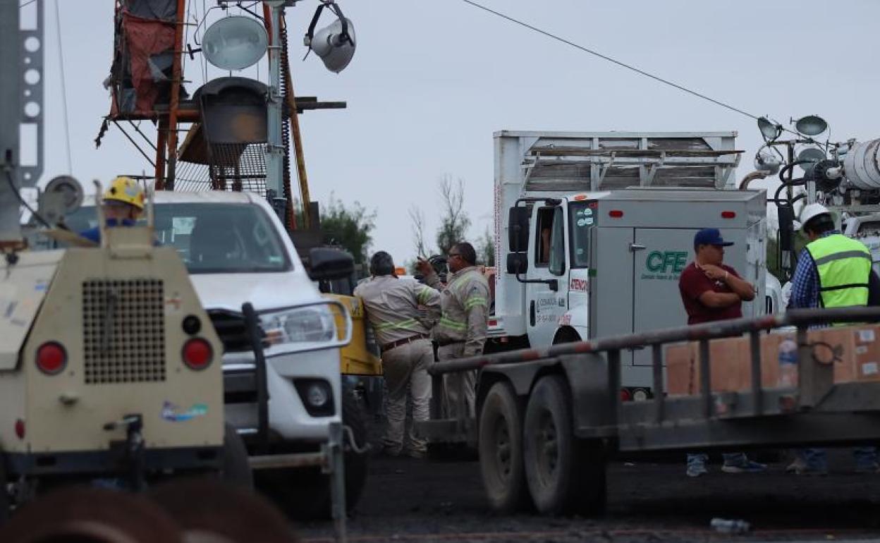 Personal de emergencia trabaja en el rescate de los mineros atrapados en la región de Coahuila. 