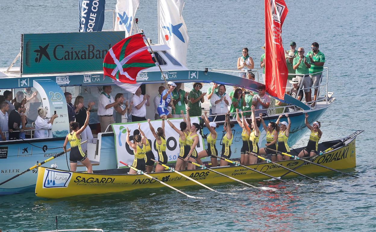 Las remeras de Orio celebran eufóricas la victoria. 