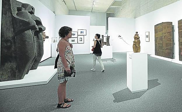 La exposición de Oteiza y Chillida ha atraído a multitud de visitantes. 