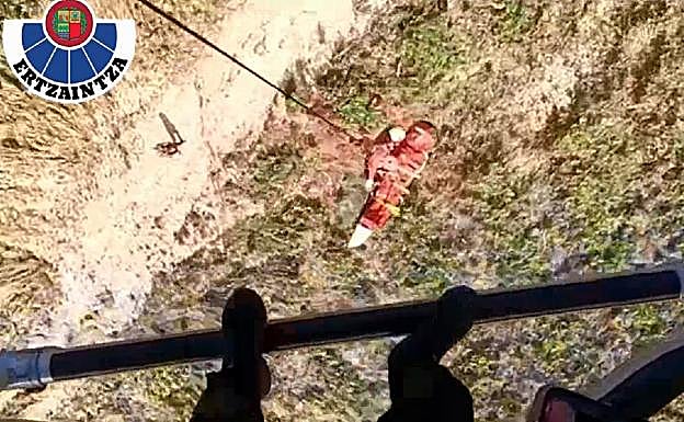 Momento en el que rescatan en helicóptero al montañero herido. 
