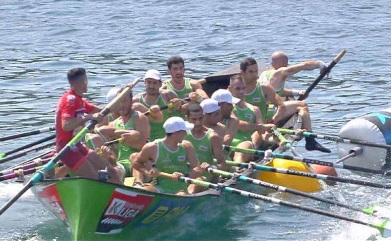 Hondarribia deja la ciaboga a estribor. 