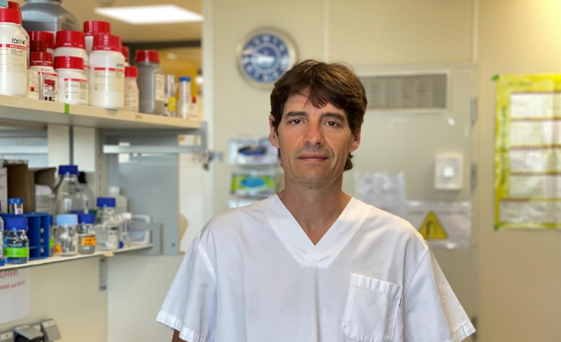 El investigador Jordi Llop, en su laboratorio. 
