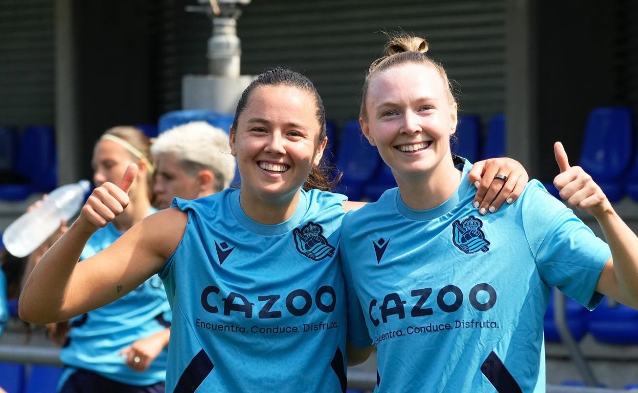 Amaiur Sarriegi y Sanni Fransi posan sonrientes en Zubieta. 