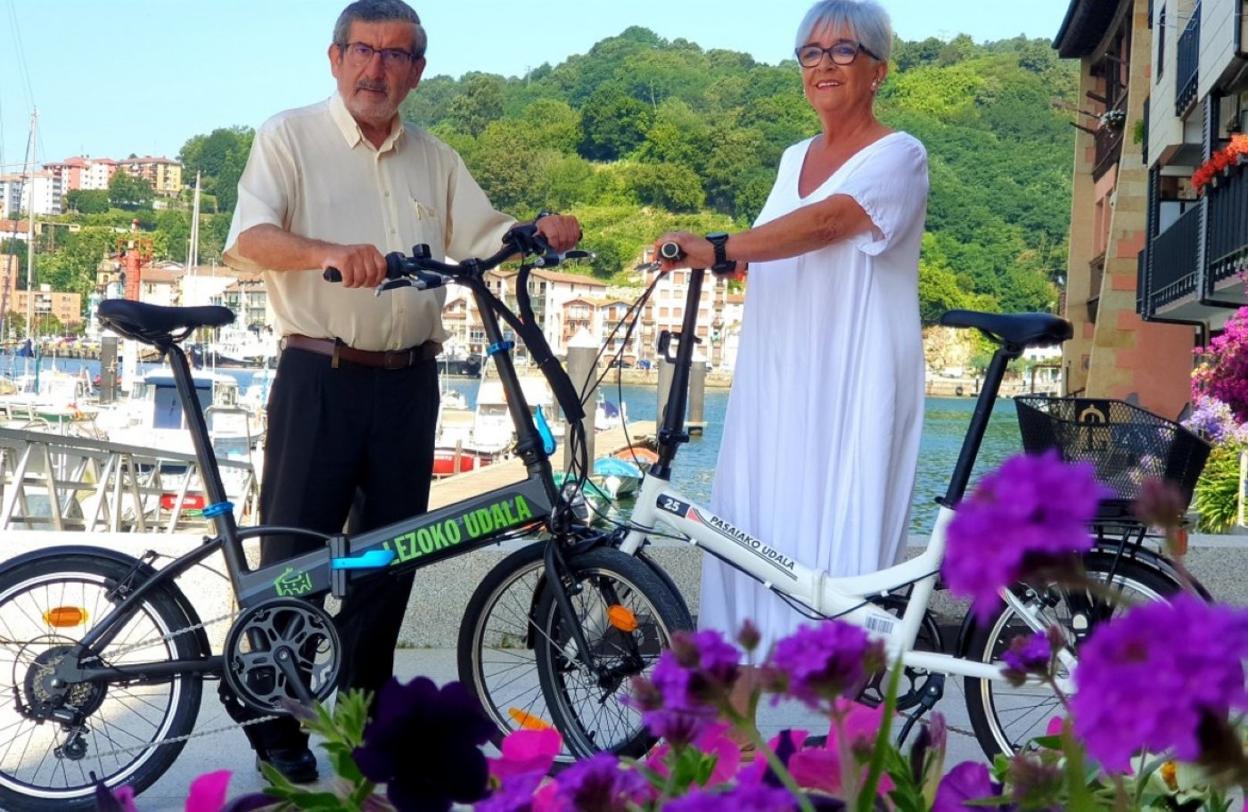 Jesus Mari Martiarena Lezoko alkatea eta Izaskun Gomez, Pasaiakoa bizikleta berriekin. 