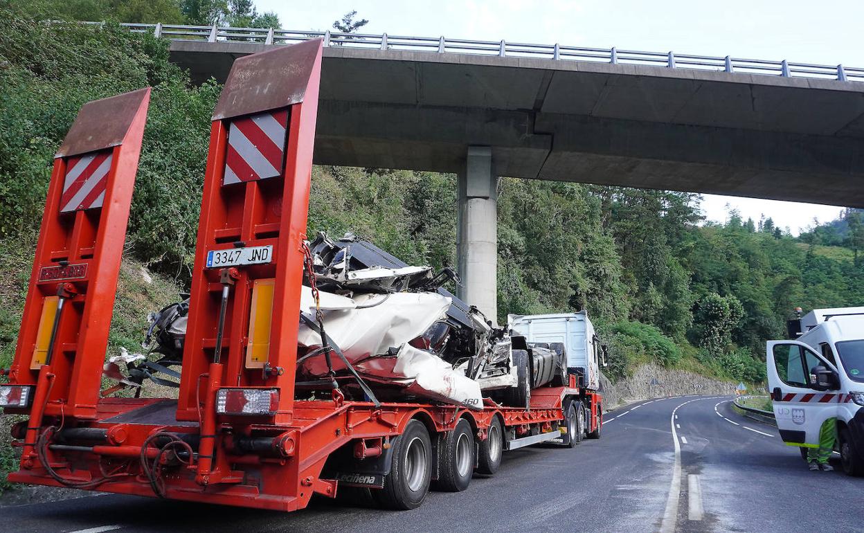 Una grúa transporta los restos del camión accidentado. 