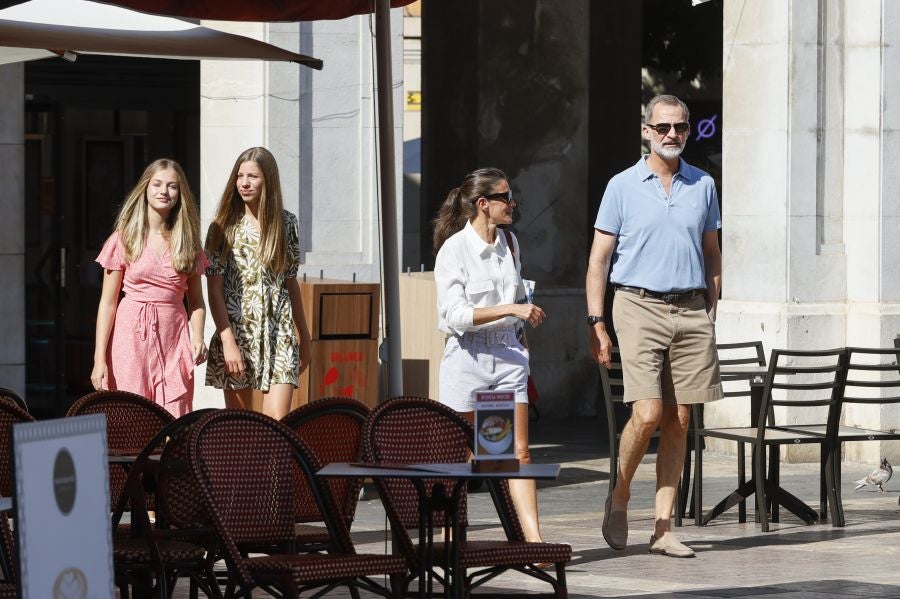 Paseo de los Reyes y sus hijas por las calles de Palma de Mallorca