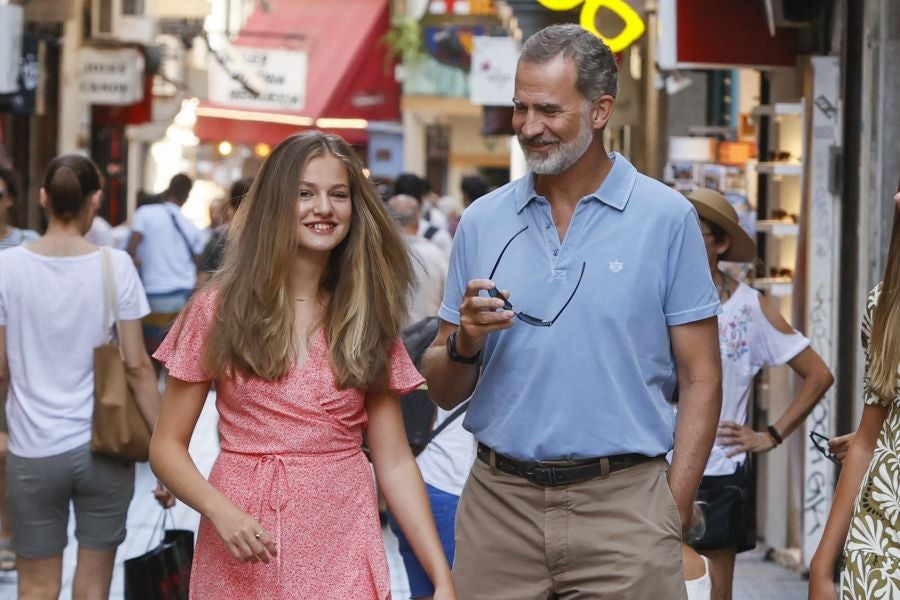 Paseo de los Reyes y sus hijas por las calles de Palma de Mallorca