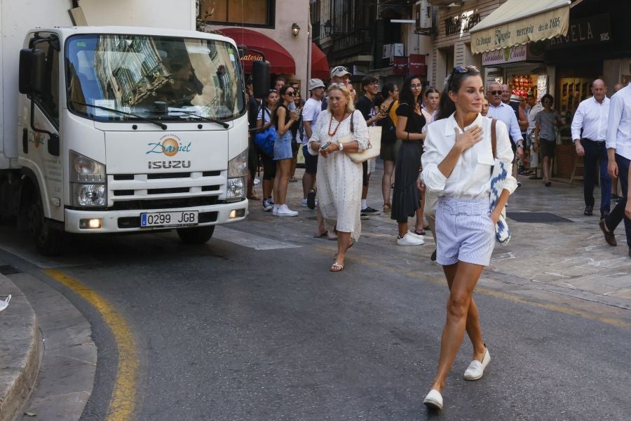 Paseo de los Reyes y sus hijas por las calles de Palma de Mallorca