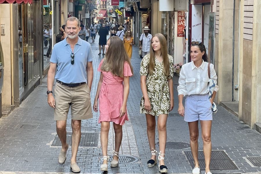 Paseo de los Reyes y sus hijas por las calles de Palma de Mallorca