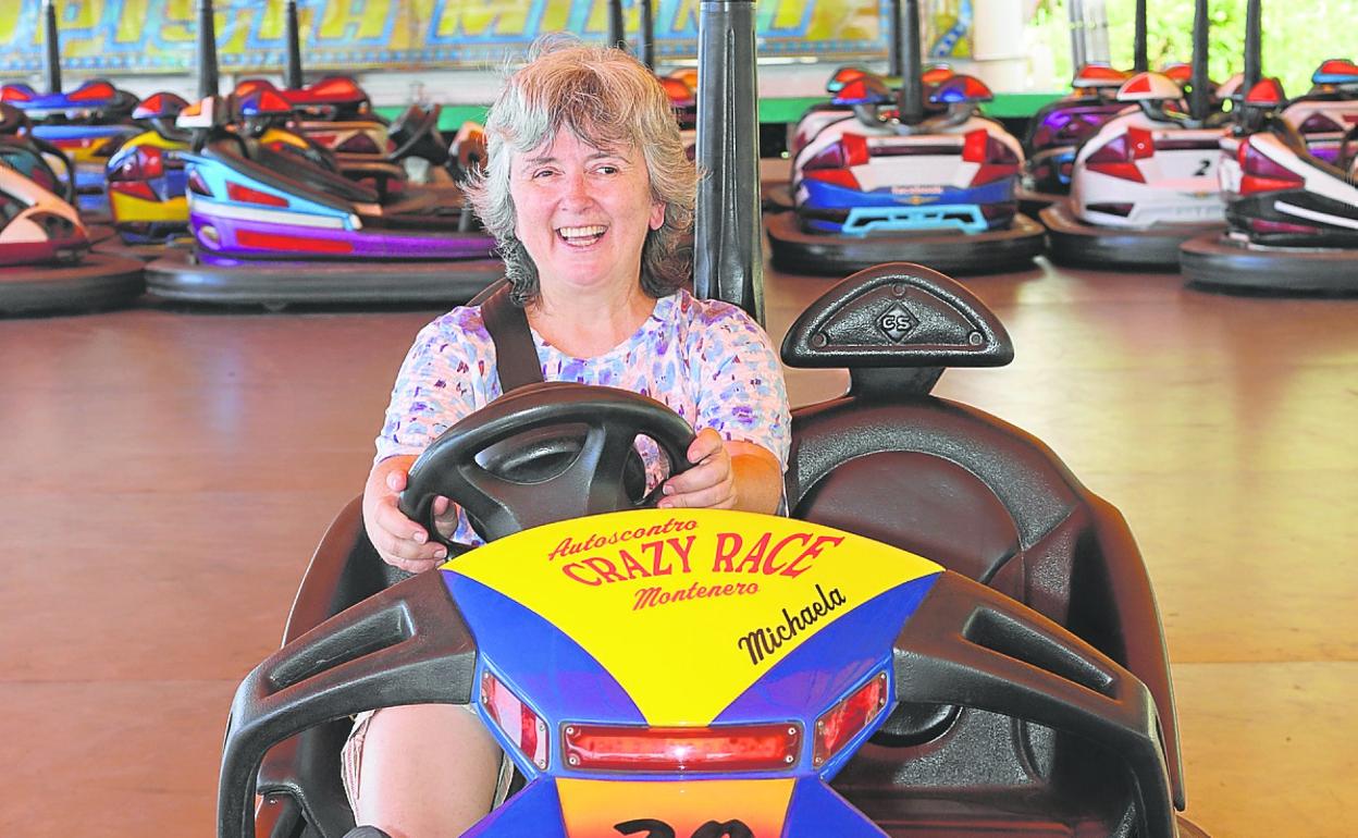Mariaje Torres, conduce uno de los autos de choque de las ferias. 