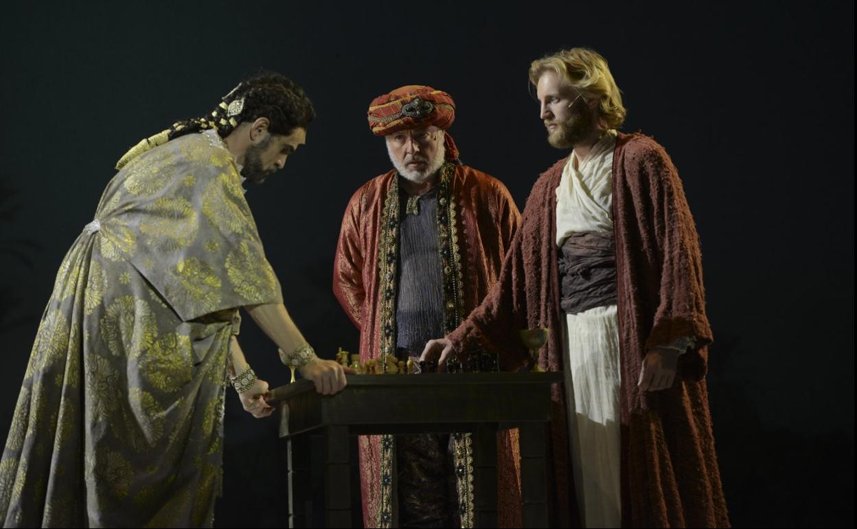 Guido Balzaretti, el primero por la derecha, en un momento del musical 'El médico'. 