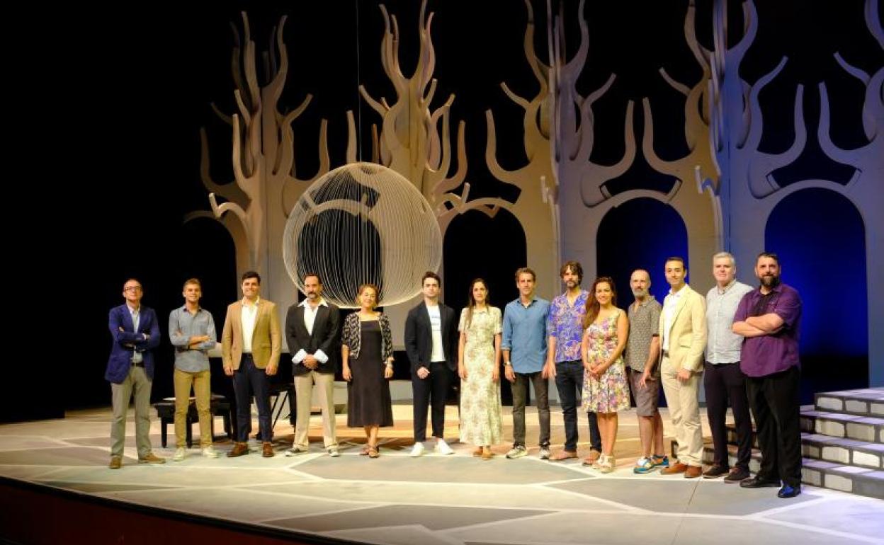 Parte del elenco de 'La fille du régiment' y sus responsables musicales y técnicos en el escenario del Kursaal. 