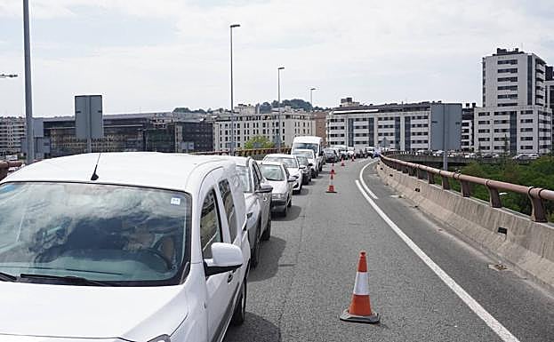 La cola de vehículos llegaba a la altura de Riberas de Loiola.