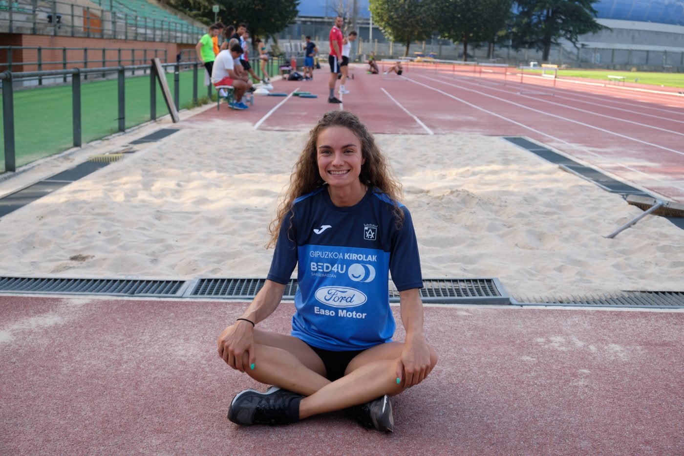 Irati Mitxelena, sentada junto al foso de longitud ayer en el Miniestadio de Anoeta. 