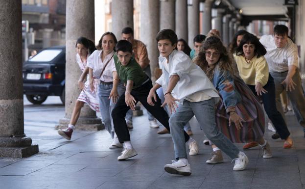 Izan Fernández, en primer término, en el número de apertura del musical.