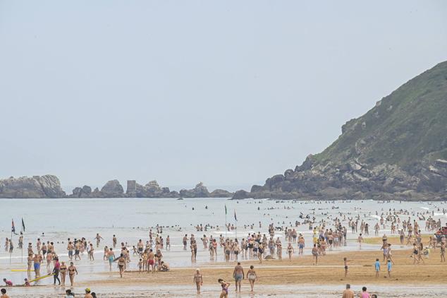 Fotos: Una galernilla aliviará por la tarde el ambiente en la costa tras una noche tropical