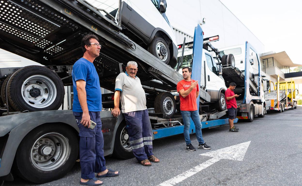 A la espera. Cuatro camioneros hacen tiempo en el centro de transportes Zaisa de Irun mientras aguardan a que se reabra el paso por la muga, ayer por la mañana. 