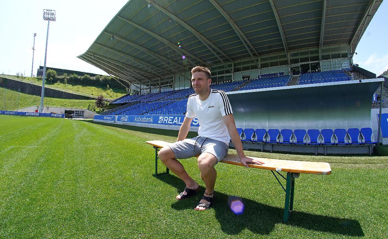 Asier Illarramendi, sentado en un banco sobre el césped del José Luis Orbegozo. 