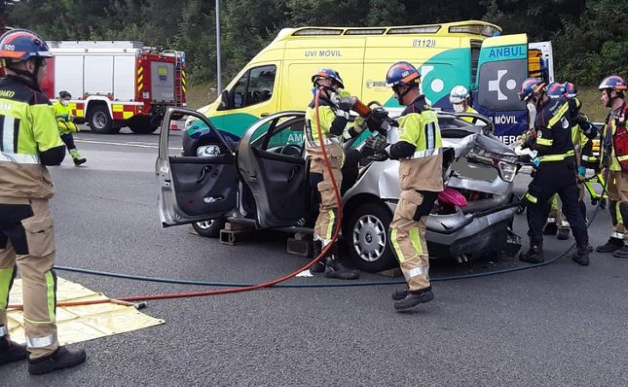 Los bomberos han tenido que abrir el vehículo con una cizalla hidráulica. 