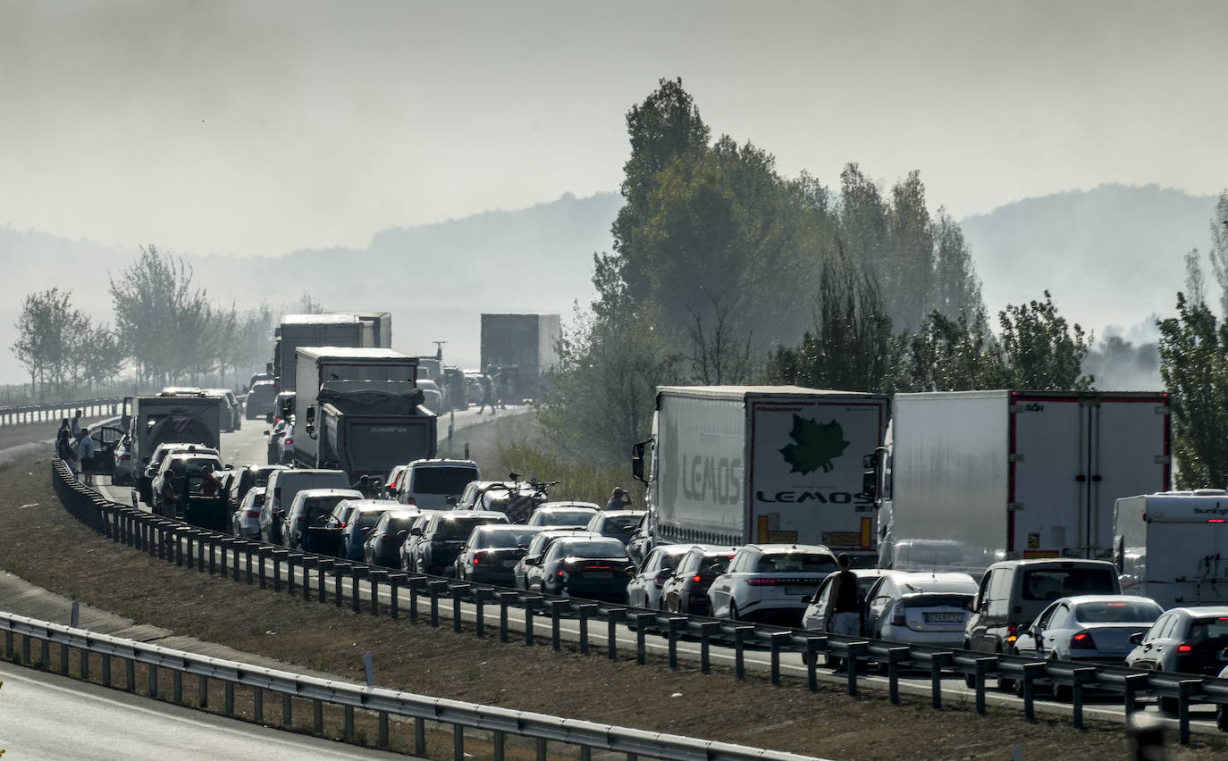 Fotos: El incendio que ha provocado los cortes en la A-1 y en la circulación de trenes