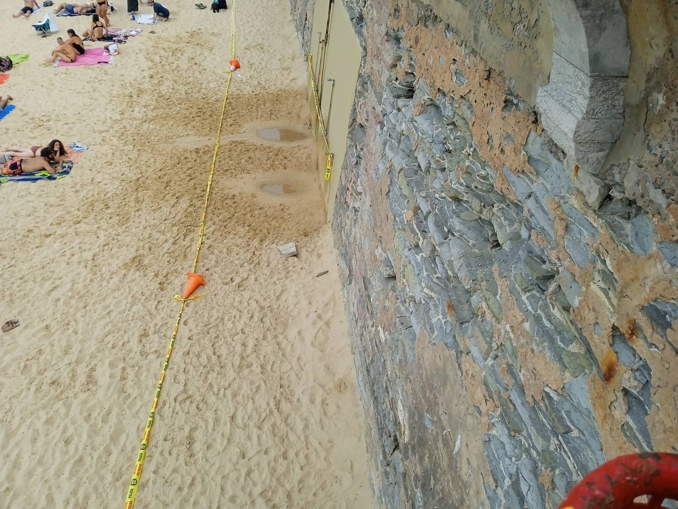 Fotos: Se desprende una piedra bajo el tramo de barandilla de La Concha que falta por renovar