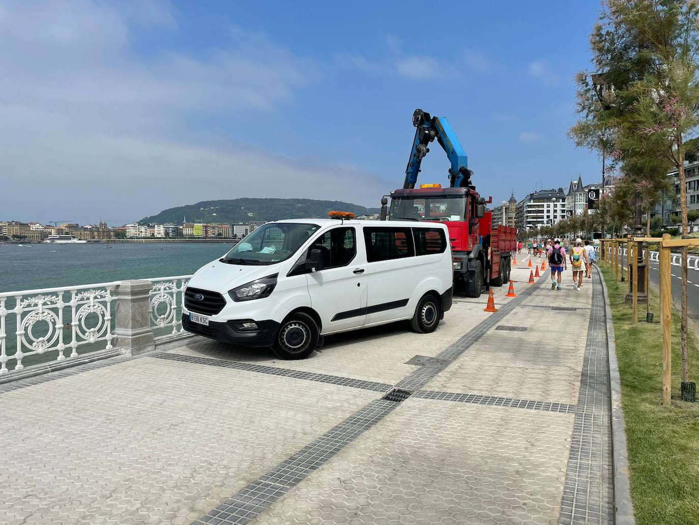 Fotos: Se desprende una piedra bajo el tramo de barandilla de La Concha que falta por renovar