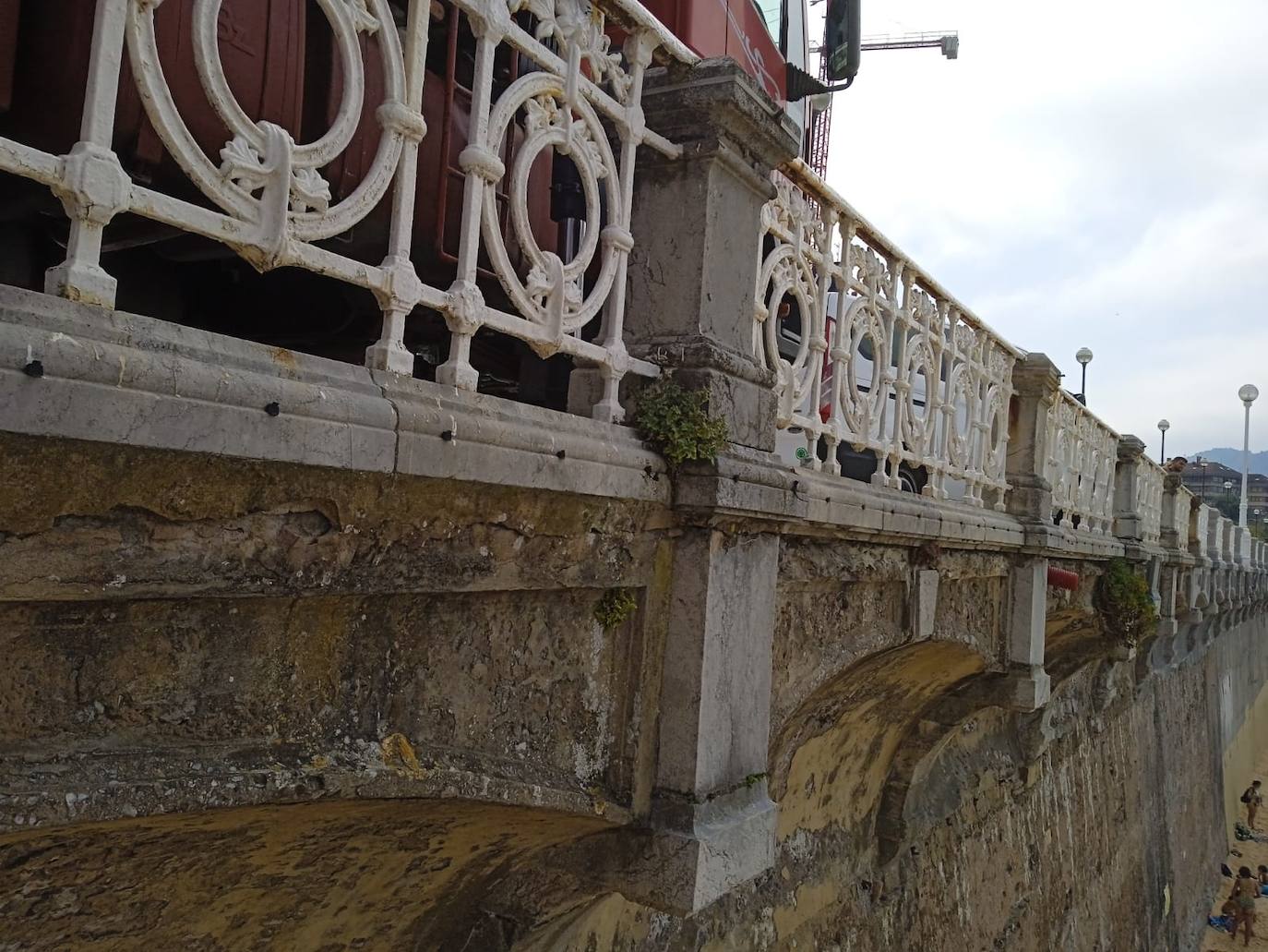 Fotos: Se desprende una piedra bajo el tramo de barandilla de La Concha que falta por renovar