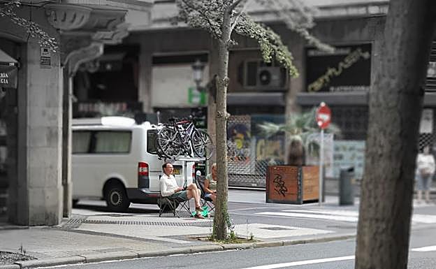 Una pareja acampó durante unas horas en la calle Blas de Lezo, a un paso de La Concha. 