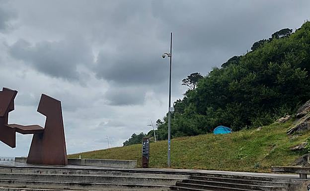 Otra tienda junto a la escultura de Jorge Oteiza, en la ladera de Urgull y con vistas al Cantábrico.