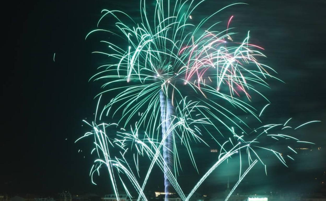 Una colorida muestra de la colección de Valecea en el Concurso de Fuegos Artificiales. 