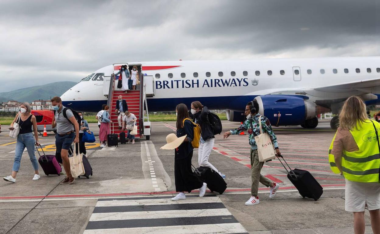 El primer vuelo desde Londres a su llegada al aeropuerto de Hondarribia