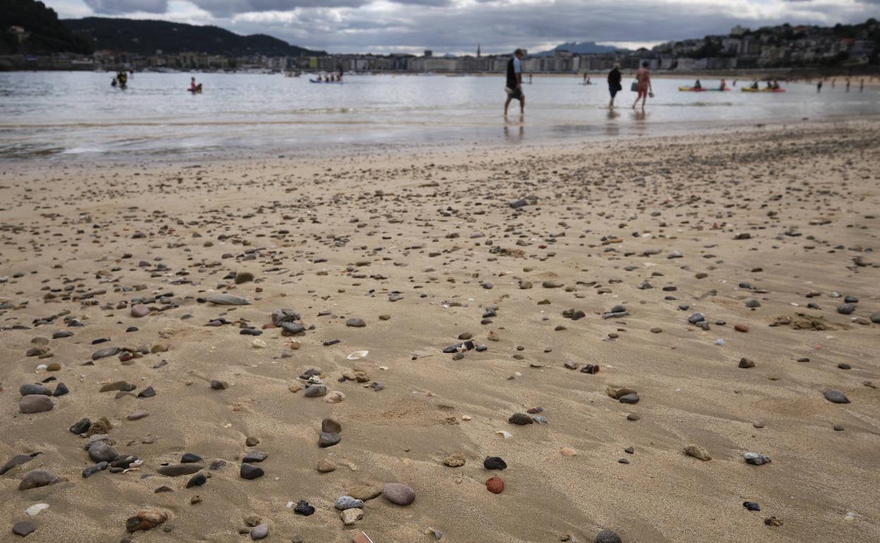 Las piedras que se encuentran en la playa de Ondarreta. 