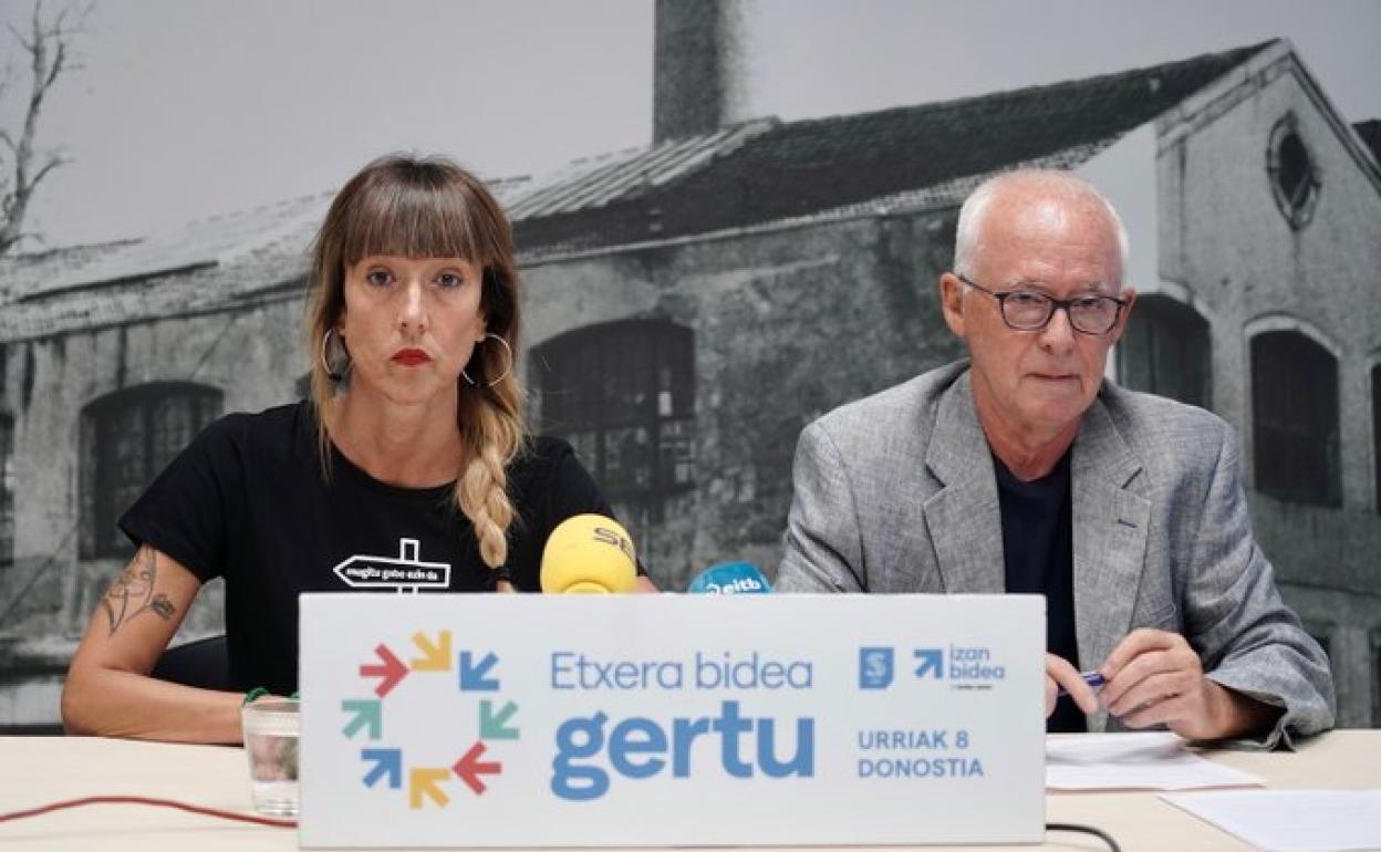 Bego Atxa y Joseba Azkarraga, durante la rueda de prensa de este viernes en Donostia.