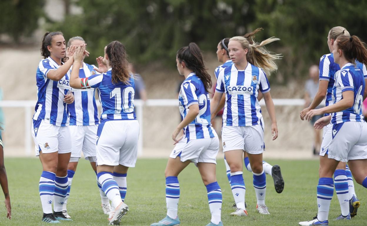 Las realistas celebran en Lerín el gol de Nerea Eizaguirre. 