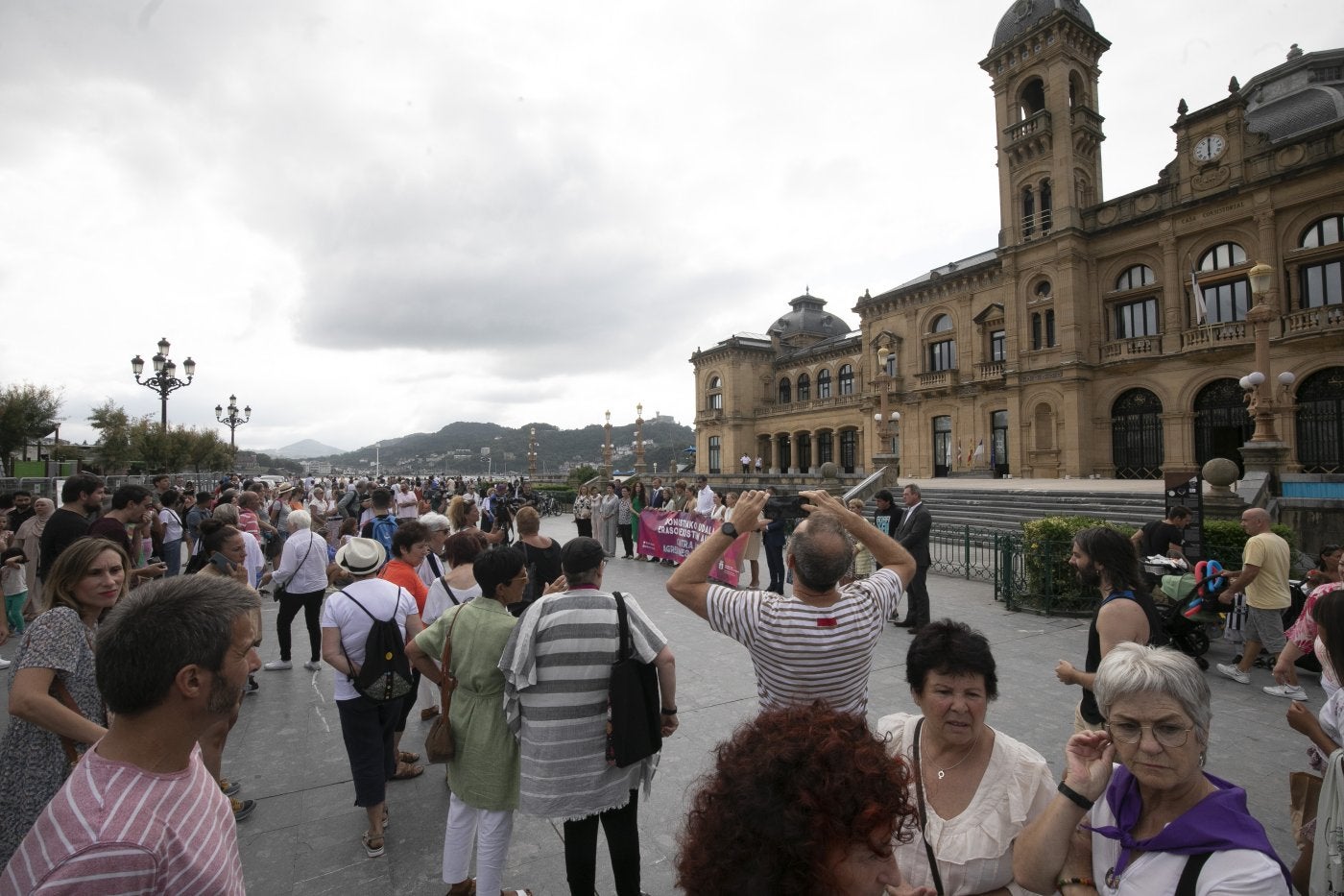 Respulsa.Centenares de ciudadanos y la corporación municipal se concentraron ayer en Donostia. 