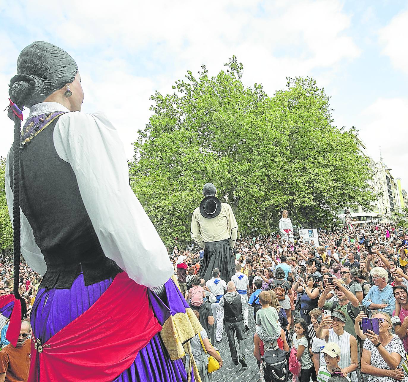 Fotos: Los gigantes y cabezudos ambientan las calles de Donostia