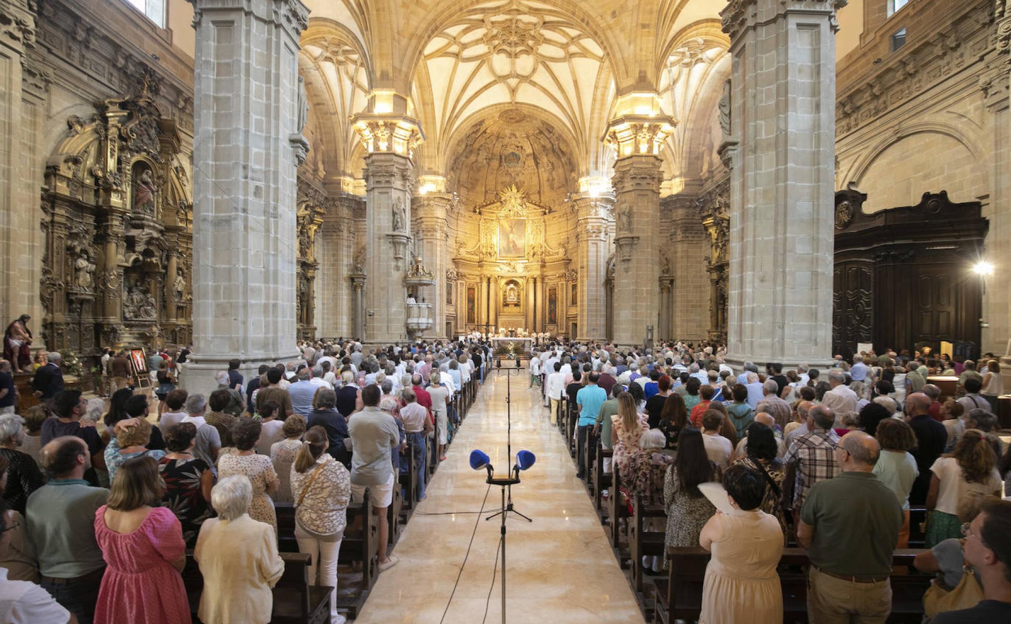 La basílica de Santa María del Coro se ha llenado para la Salve.