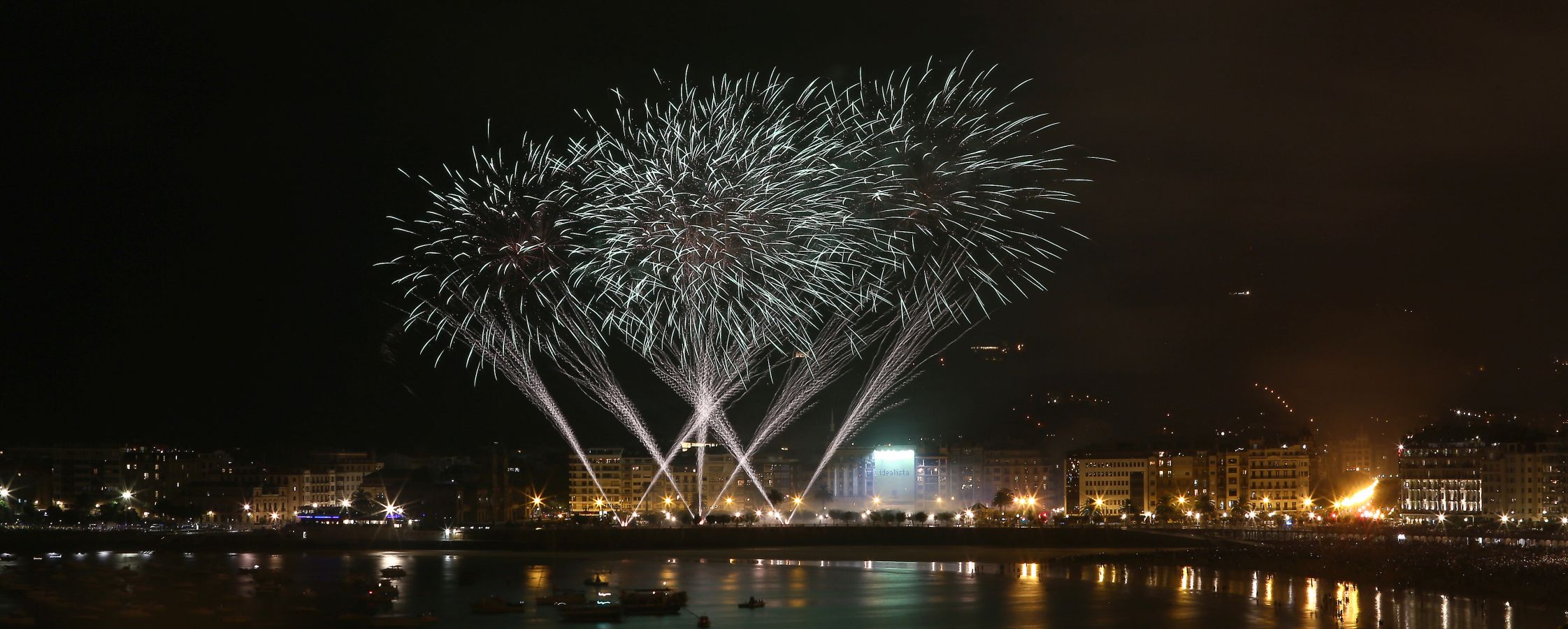 La pirotecnia alavesa fue la encargada de inaugurar el Concurso de Fuegos Artificiales, donde sorprendió por la calidad de su propuesta 
