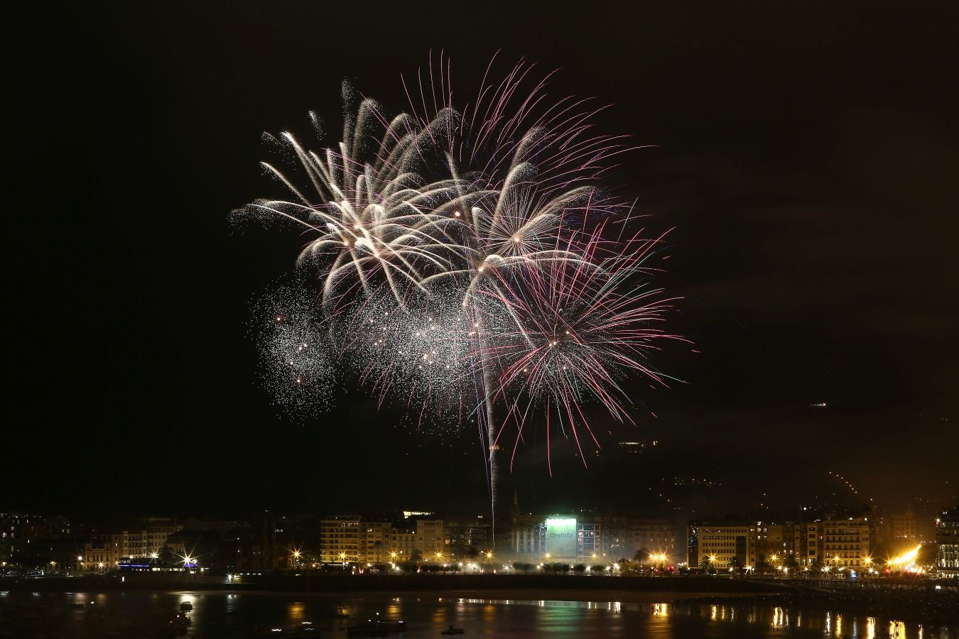 La pirotecnia alavesa fue la encargada de inaugurar el Concurso de Fuegos Artificiales, donde sorprendió por la calidad de su propuesta 
