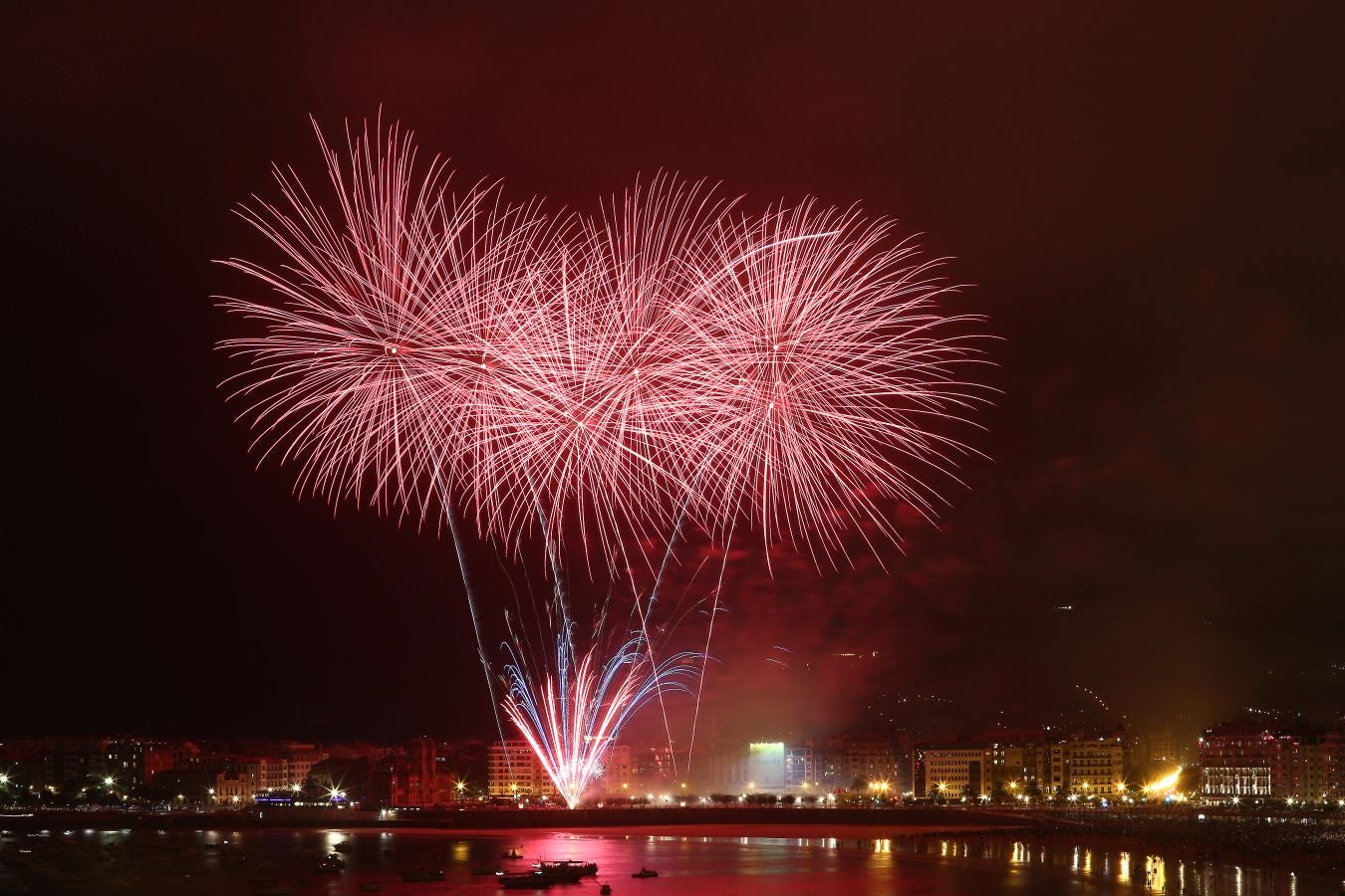 La pirotecnia alavesa fue la encargada de inaugurar el Concurso de Fuegos Artificiales, donde sorprendió por la calidad de su propuesta 