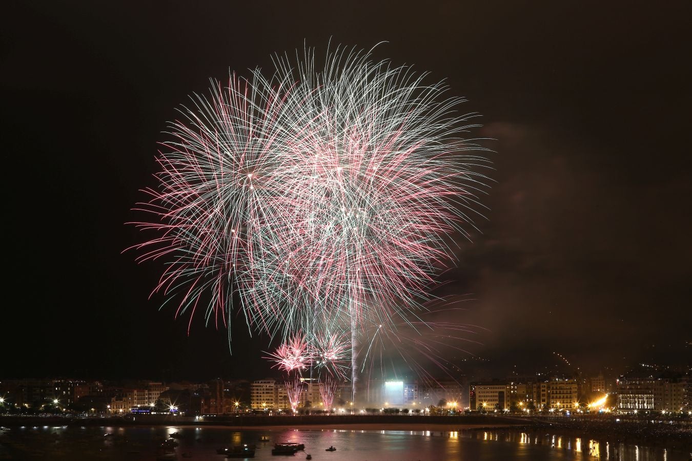 La pirotecnia alavesa fue la encargada de inaugurar el Concurso de Fuegos Artificiales, donde sorprendió por la calidad de su propuesta 