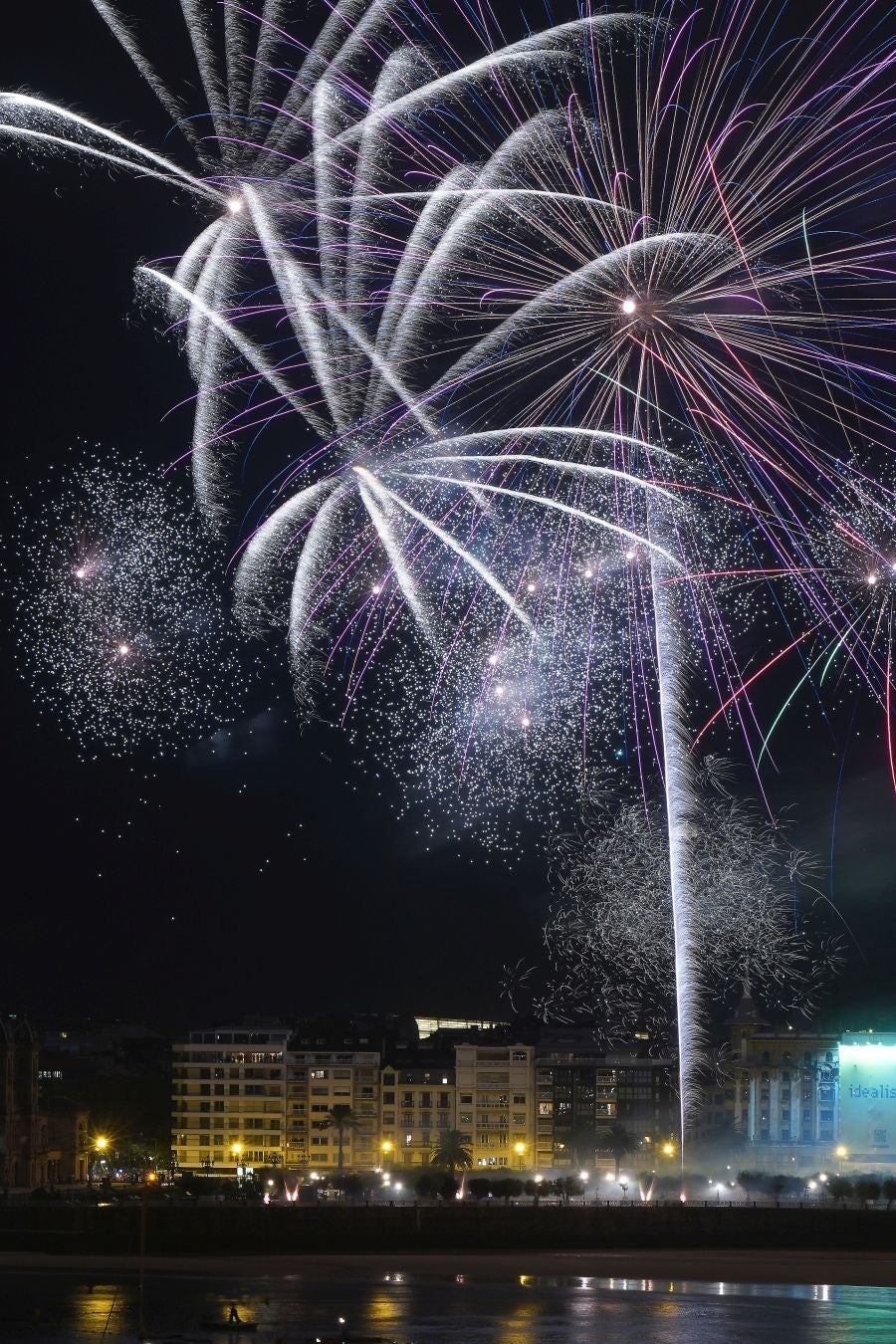 La pirotecnia alavesa fue la encargada de inaugurar el Concurso de Fuegos Artificiales, donde sorprendió por la calidad de su propuesta 