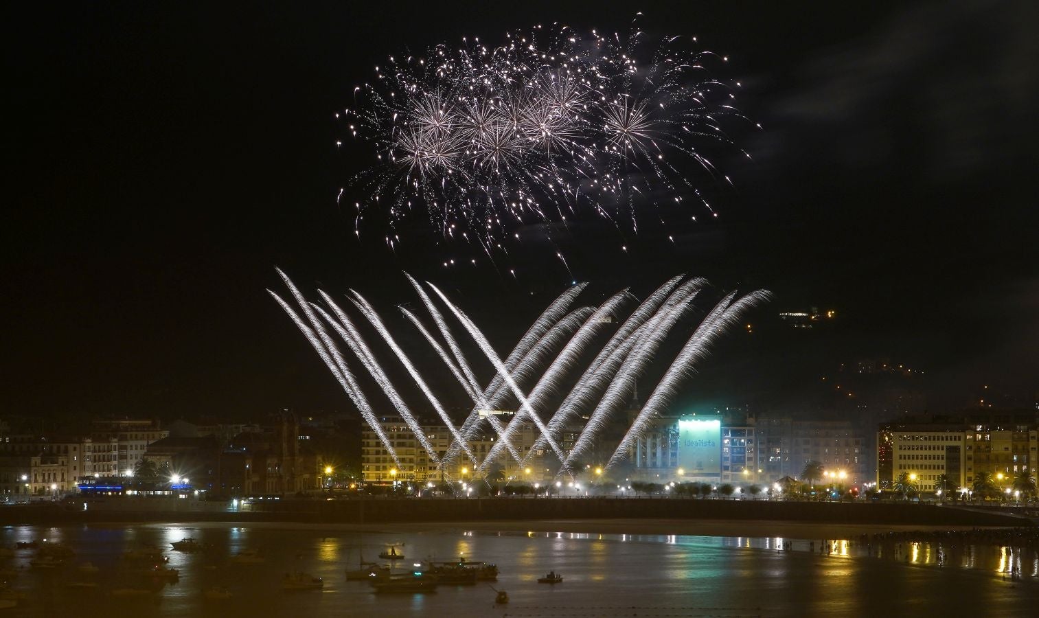 La pirotecnia alavesa fue la encargada de inaugurar el Concurso de Fuegos Artificiales, donde sorprendió por la calidad de su propuesta 