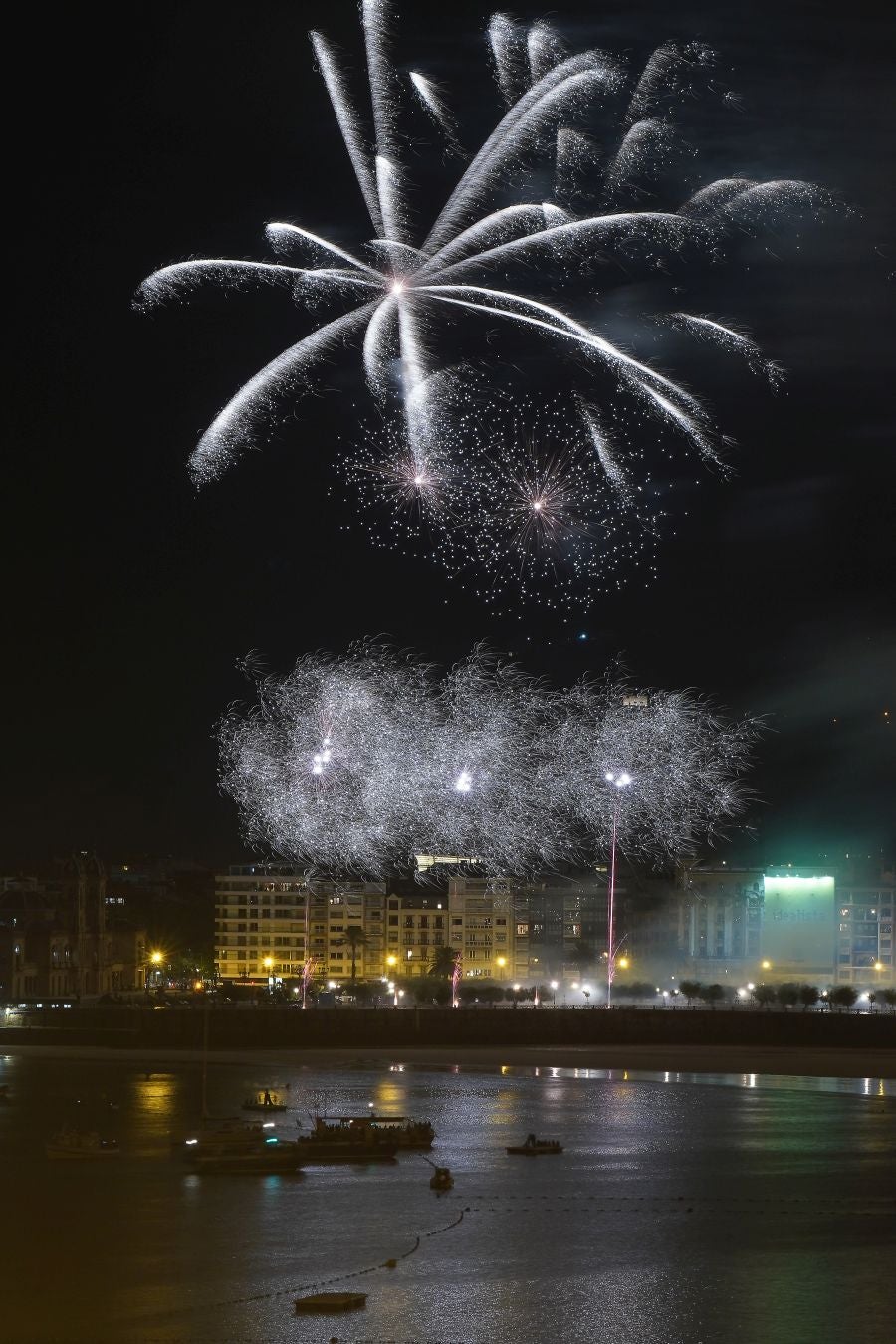 La pirotecnia alavesa fue la encargada de inaugurar el Concurso de Fuegos Artificiales, donde sorprendió por la calidad de su propuesta 