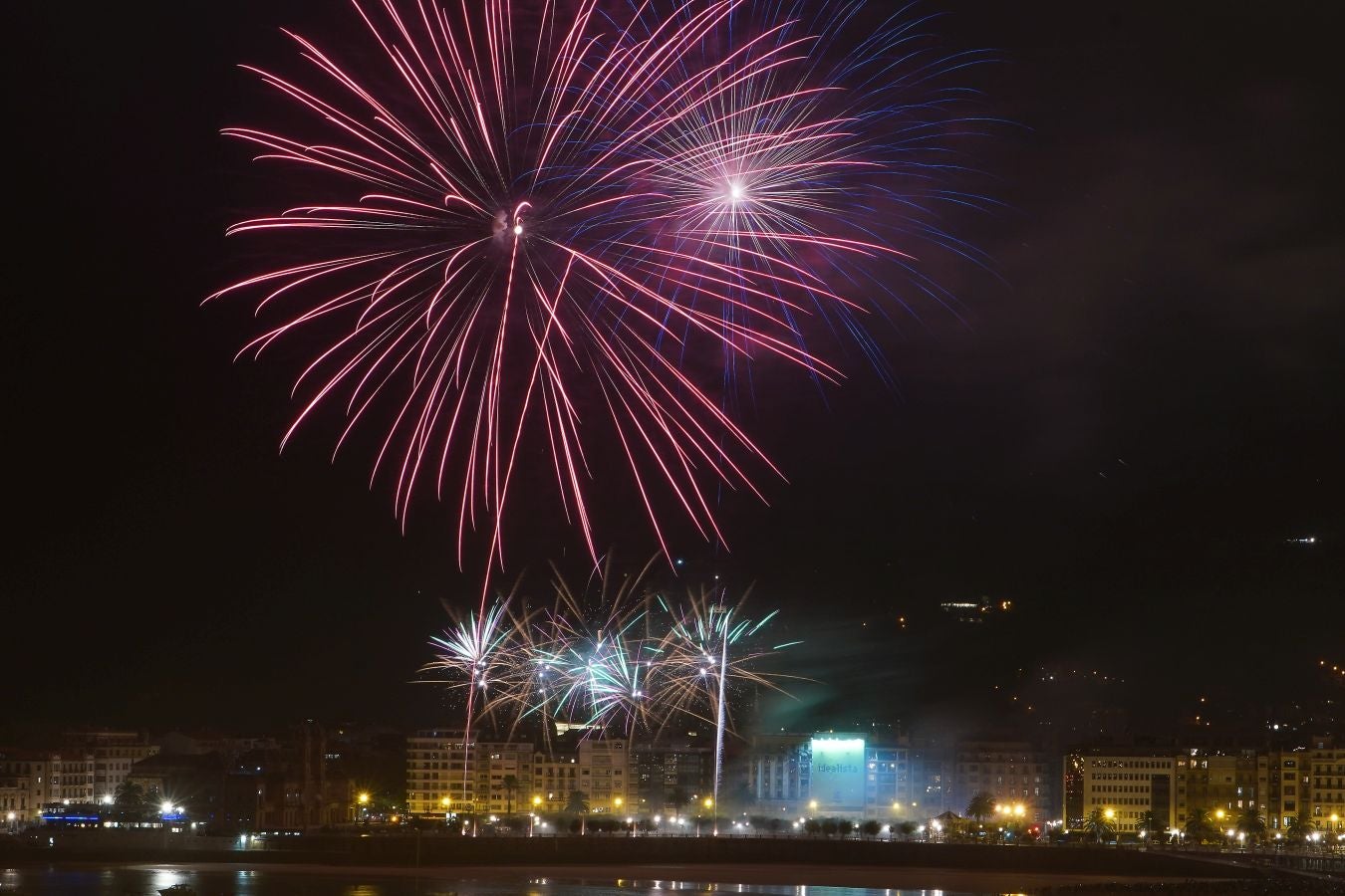 La pirotecnia alavesa fue la encargada de inaugurar el Concurso de Fuegos Artificiales, donde sorprendió por la calidad de su propuesta 