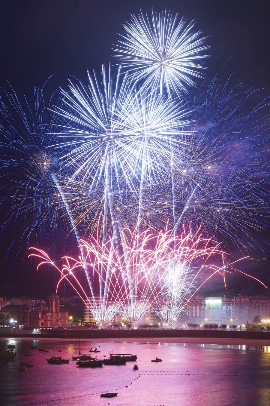 La pirotecnia alavesa fue la encargada de inaugurar el Concurso de Fuegos Artificiales, donde sorprendió por la calidad de su propuesta 