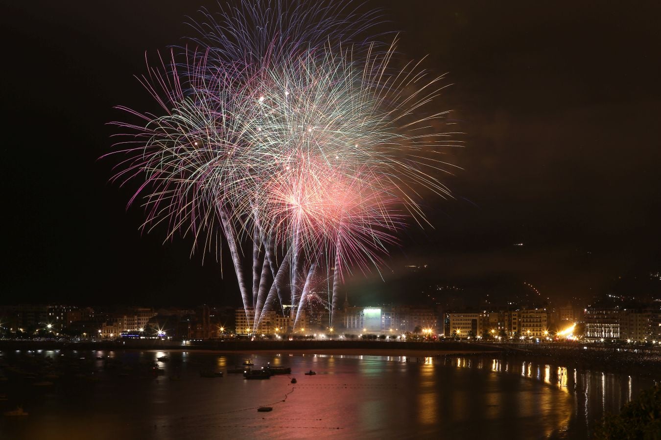 La pirotecnia alavesa fue la encargada de inaugurar el Concurso de Fuegos Artificiales, donde sorprendió por la calidad de su propuesta 